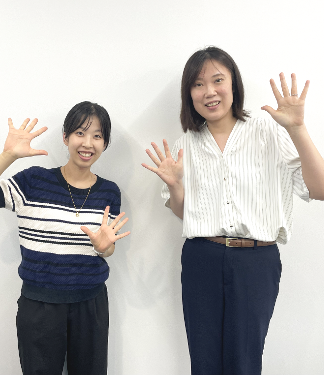 笑顔で手を振る教職員