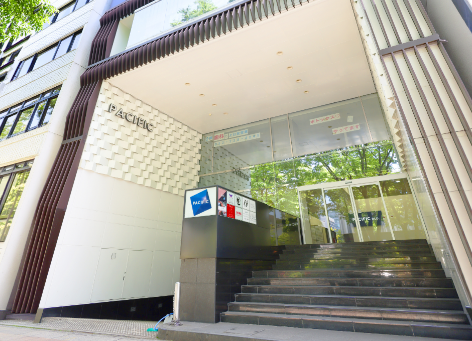 国際パシフィック名古屋校の校舎入口