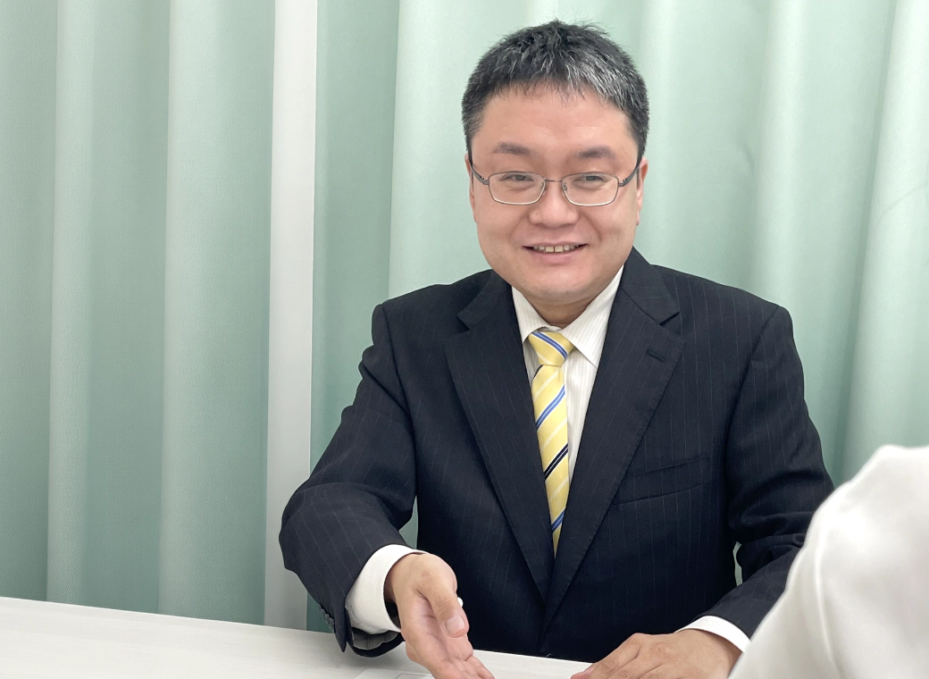 保護者と面談する先生