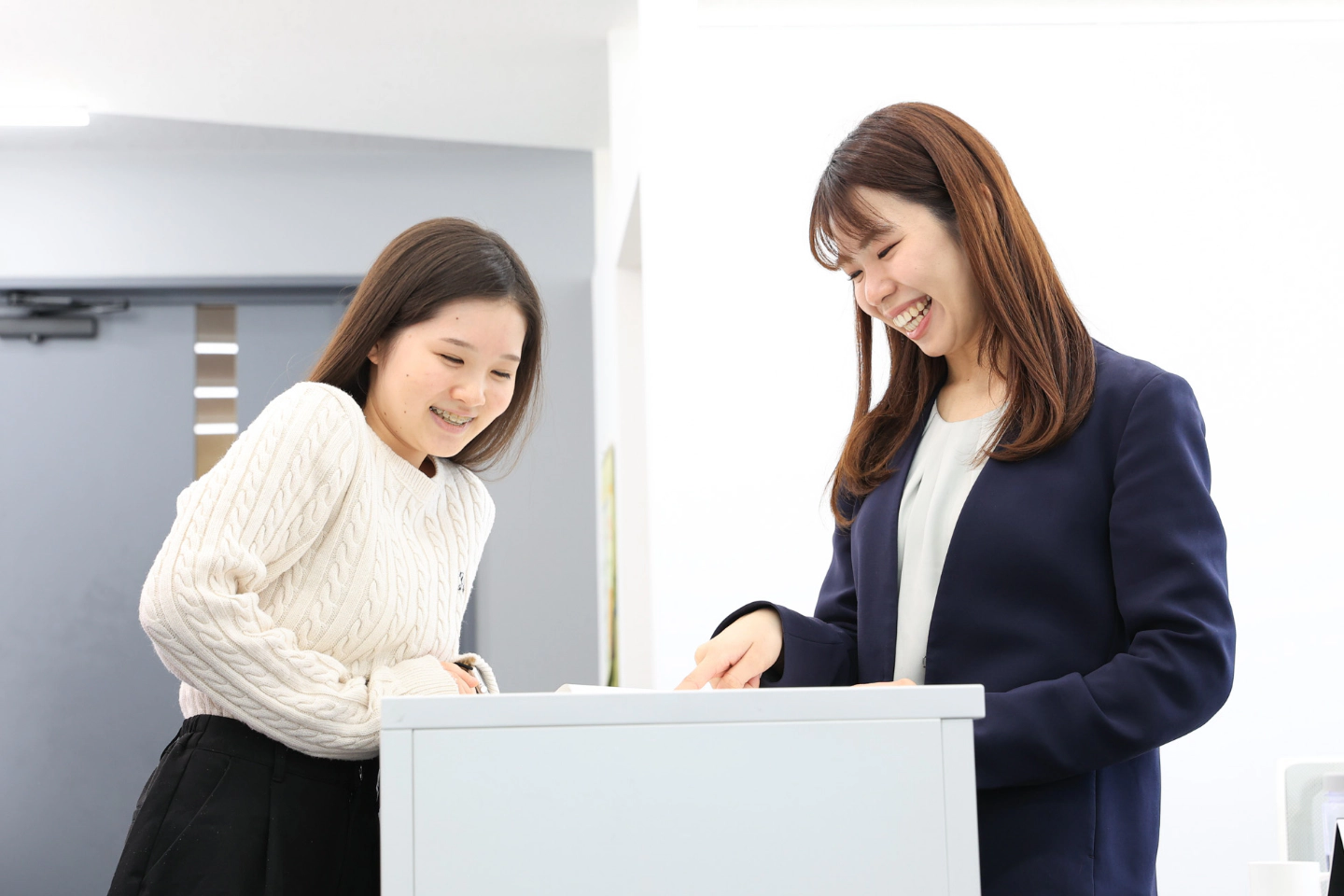 教員と一緒に学ぶ生徒